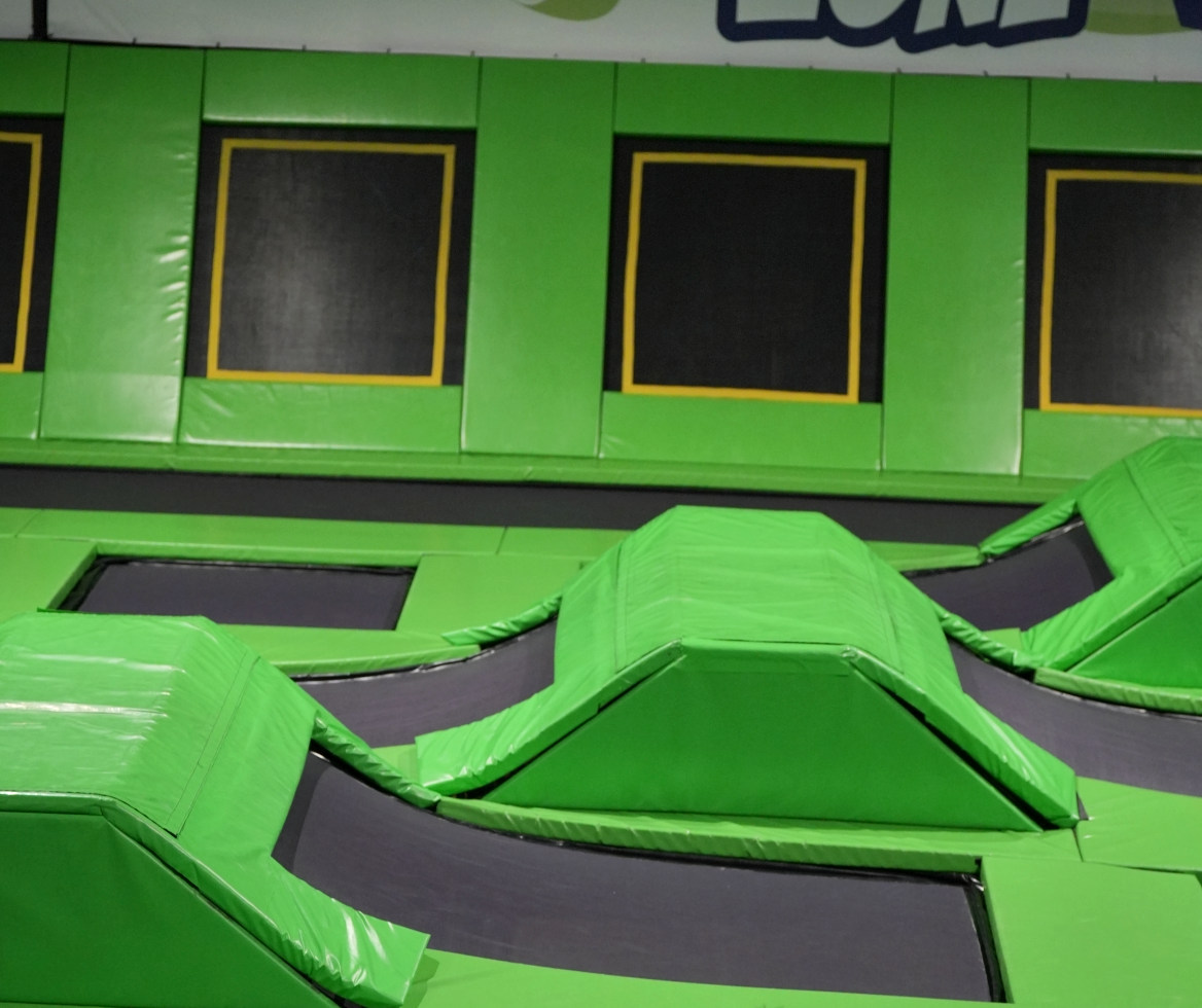 Playgrounds : modules et trampolines d’un parc de loisirs actifs