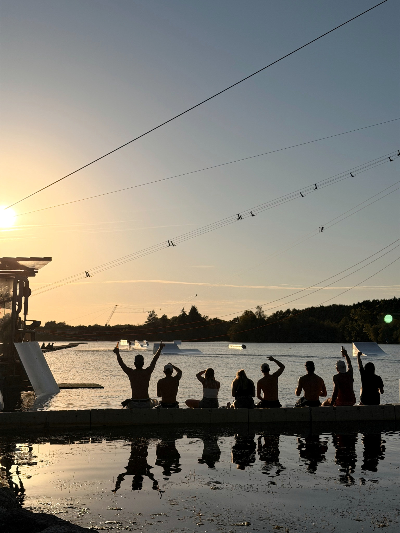 Experiences : groupe réuni au bord d’un lac de téléski nautique